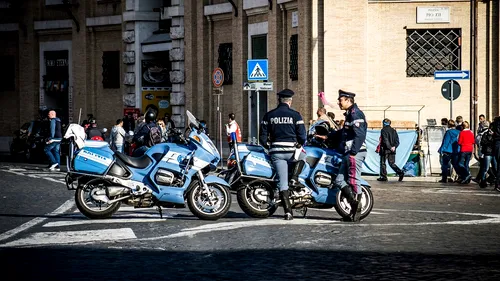 O româncă a bătut un taximetrist și a sărit să agreseze doi polițiști, în Italia. Tânăra de 34 de ani a fost arestată