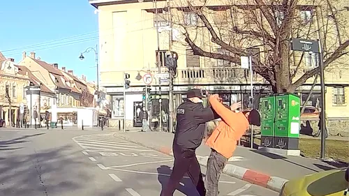 VIDEO | Polițist local, filmat când lovește un om al străzii pentru că nu purta mască. Unde s-a întâmplat