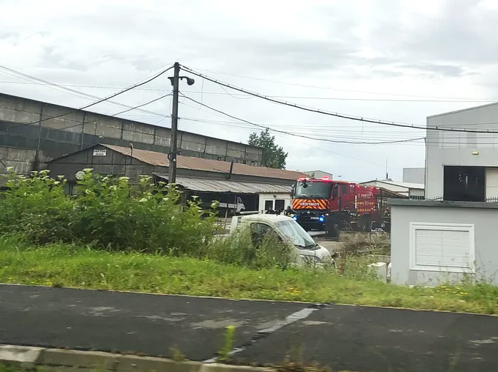 Incendiu în Târgoviște. Arde o hală în apropiere de un centru comercial / A fost emis mesaj RO-ALERT
