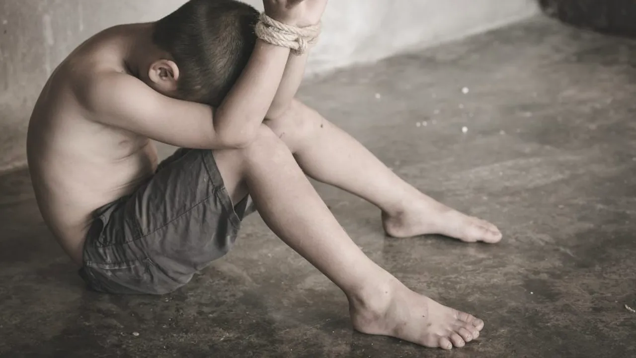 Caz incredibil! O româncă și-a batjocorit propriul copil în timp ce soțul ei o filma