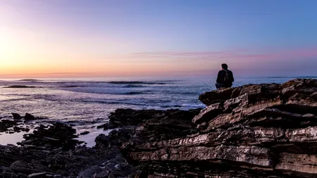 Raport UE: Numărul persoanelor care „se simt singure” s-a dublat din cauza pandemiei Covid-19. Populația tânără, afectată cel mai mult