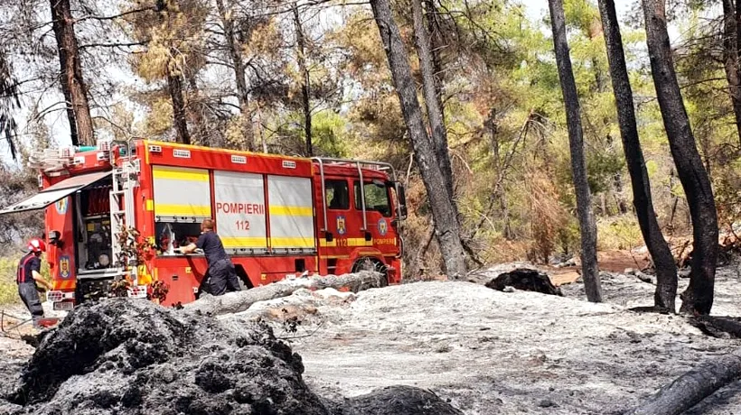 Pompierii români luptă pentru a șasea zi la rând cu incendiile din Grecia | FOTO