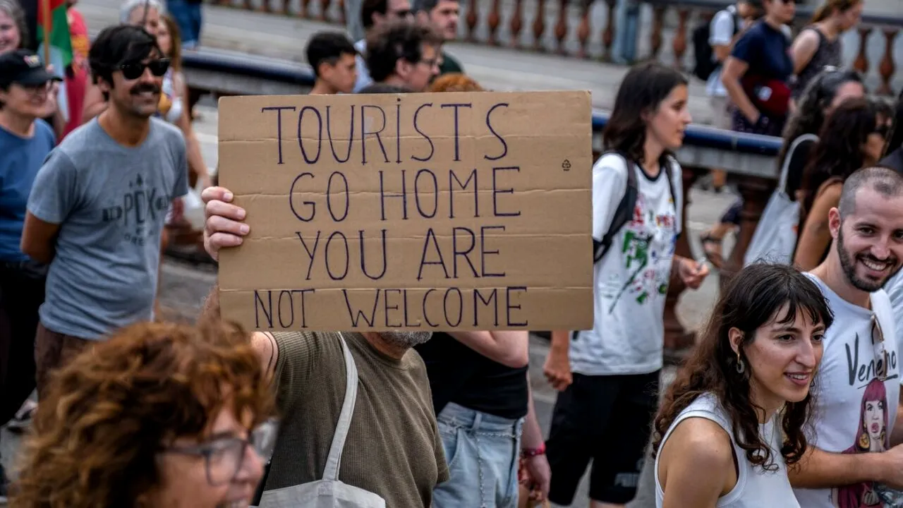 PROTESTE de amploare la Barcelona, împotriva turismului masiv: „Ajunge! Să punem limite!”