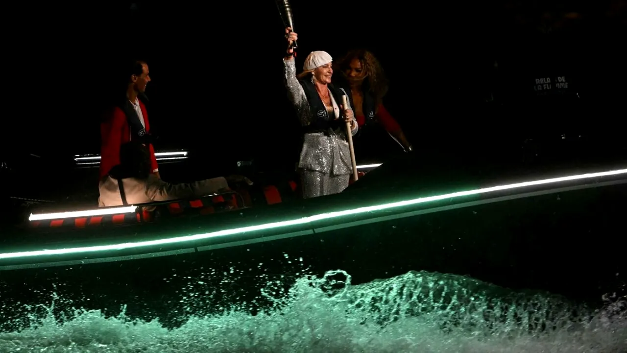 „O FEMEIE!”. Comentatorii de la BBC nu au recunoscut-o pe campioana olimpică Nadia Comăneci, care a purtat torța olimpică la ceremonia de la Paris