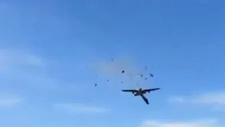 VIDEO - Două avioane s-au ciocnit în aer în timpul unui spectacol aerian, în Texas / Unul dintre aparate s-a făcut scrum