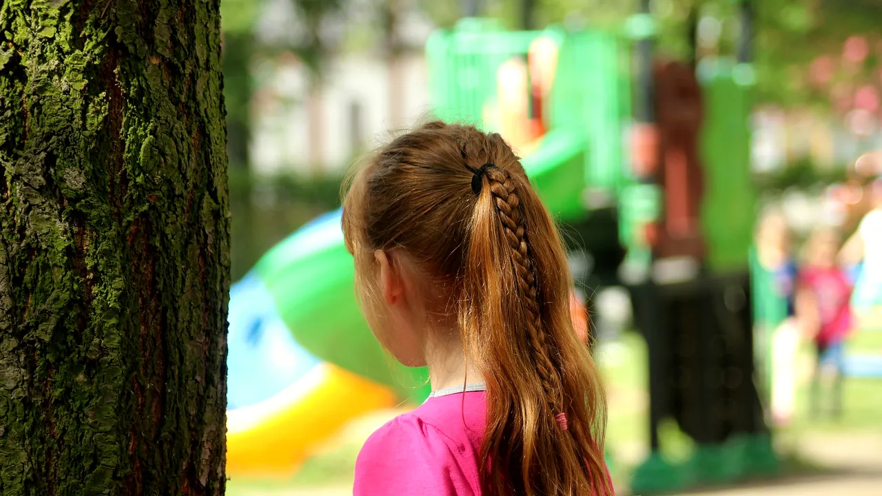 Poliția anchetează un caz în care un bărbat ar fi vrut să ia o fetiță de pe stradă, în Bacău