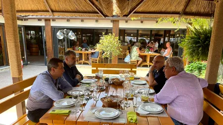 EXCLUSIV. Marcel Ciolacu pune țara la cale la o hamsie prăjită pe malul mării cu boșii PSD! (FOTO)