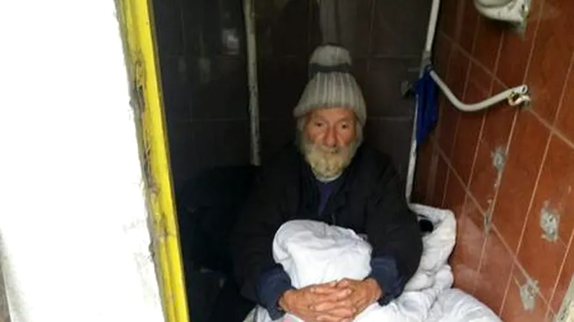 Drama unui pensionar din Iași. Are 11 copii mari, dar a ajuns să doarmă într-o toaletă din centrul orașului. “Nu ține la mine niciunul. Soția îmi oprește pensia. Sper să trec de iarnă”
