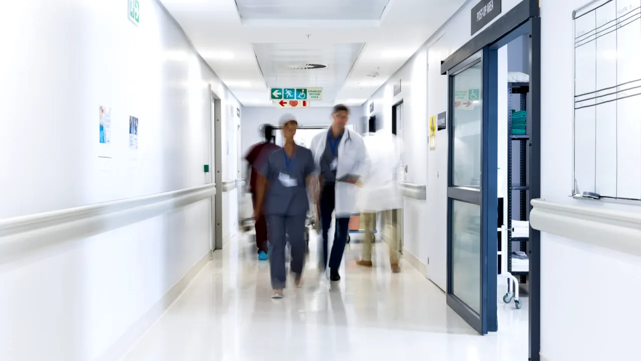 Un bărbat din Marea Britanie a avut nevoie de amputarea PICIOARELOR, după ce s-a ars la deget în timp ce gătea. A stat în comă 10 zile