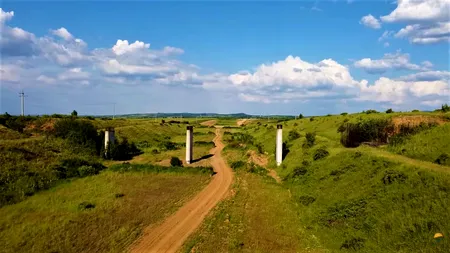 Buruieni și rugină pe un tronson din Autostrada Transilvania. Imagini revoltătoare cu paragina de la fața locului