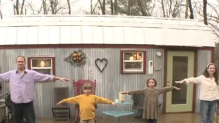 Cum trăiește o familie cu doi copii într-o casă de 15 metri pătrați. VIDEO