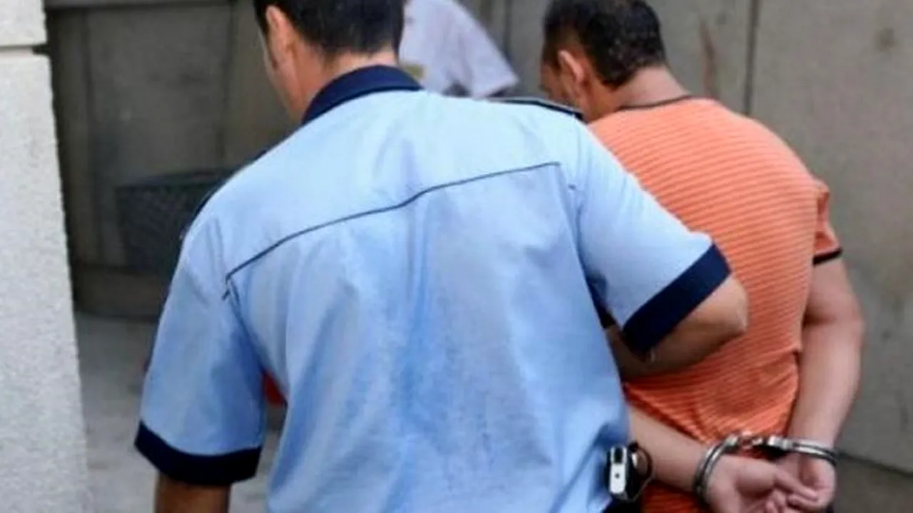 Un judecător suspectat că a primit 80.000 de euro mită, căutat de procurorii DIICOT la Tribunalul Caraș-Severin