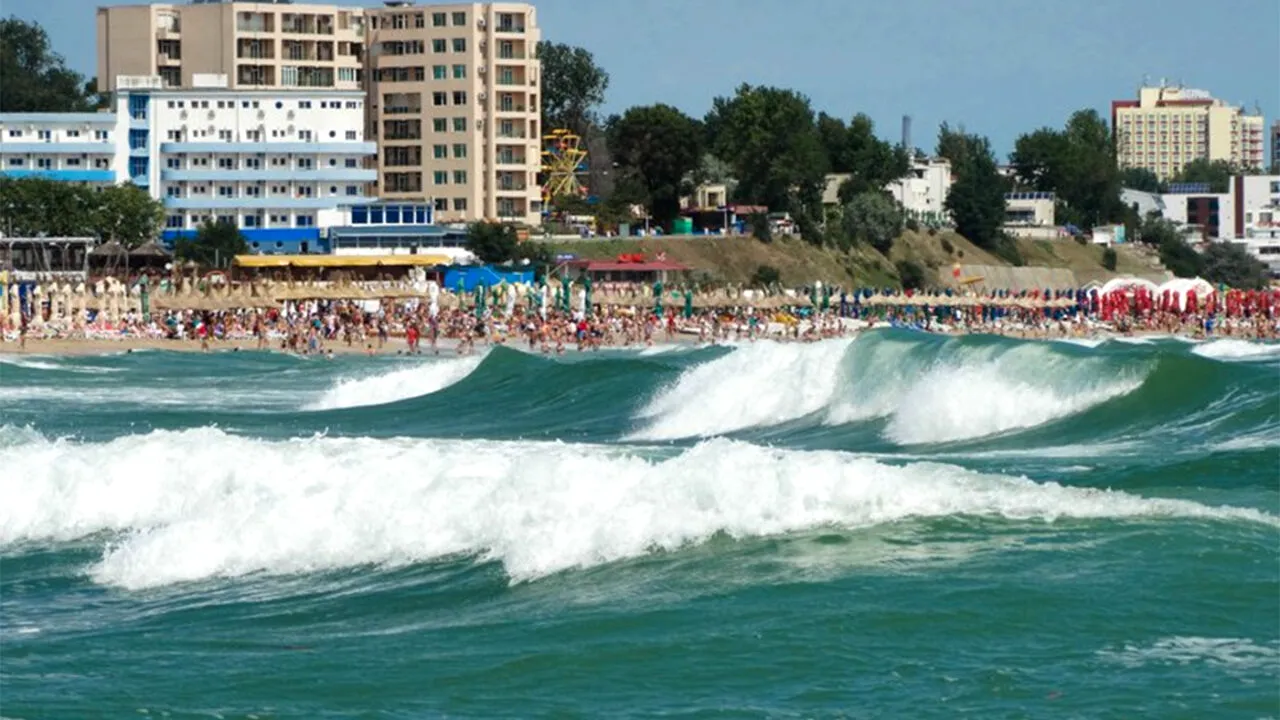 Stațiunea din România cu pericol mare de înec în 2025. Au apărut gropi adânci de 3 metri în mare, chiar lângă plajă