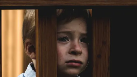 Protecția Copilului Râșnov a mers să ia un copil dintr-o familie fix în ziua în care era înmormântată mama adoptivă a micuțului