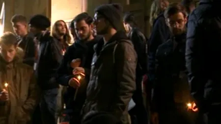 Ieșenii au aprins lumânări și au depus flori în memoria tinerilor morți în clubul Colectiv din București