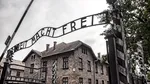 Un columbian a fost expulzat din Polonia după ce a făcut salutul nazist la Auschwitz