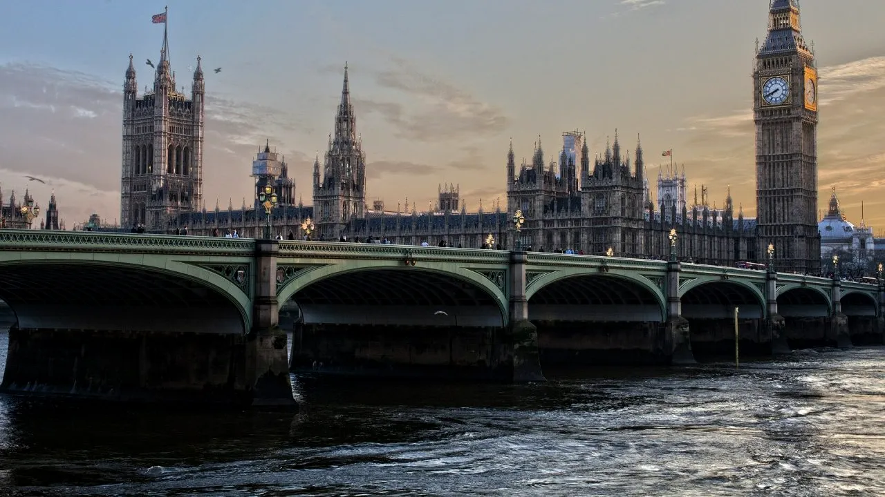 Relaxări de restricţii la intrarea în Marea Britanie. Guvernul elimină testarea obligatorie
