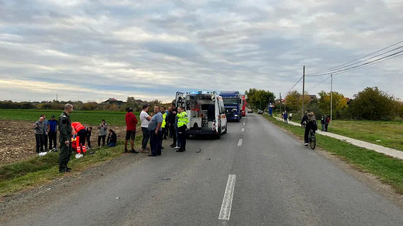 Un motociclist de 29 de ani a murit pe un drum din Arad, după ce a intrat sub roțile unui camion