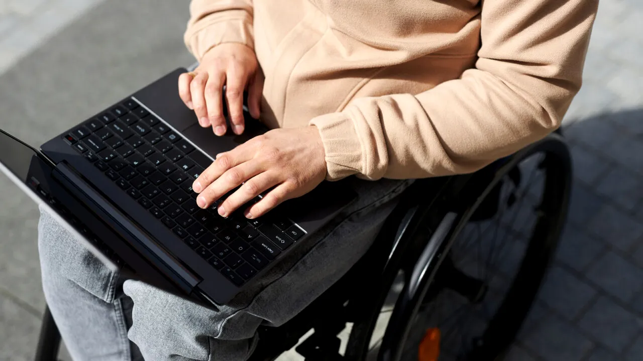 La un an de la aplicarea legislației europene privind accesibilitatea digitală, 9 din 10 companii analizate de Wawsome nu au site-uri accesibile