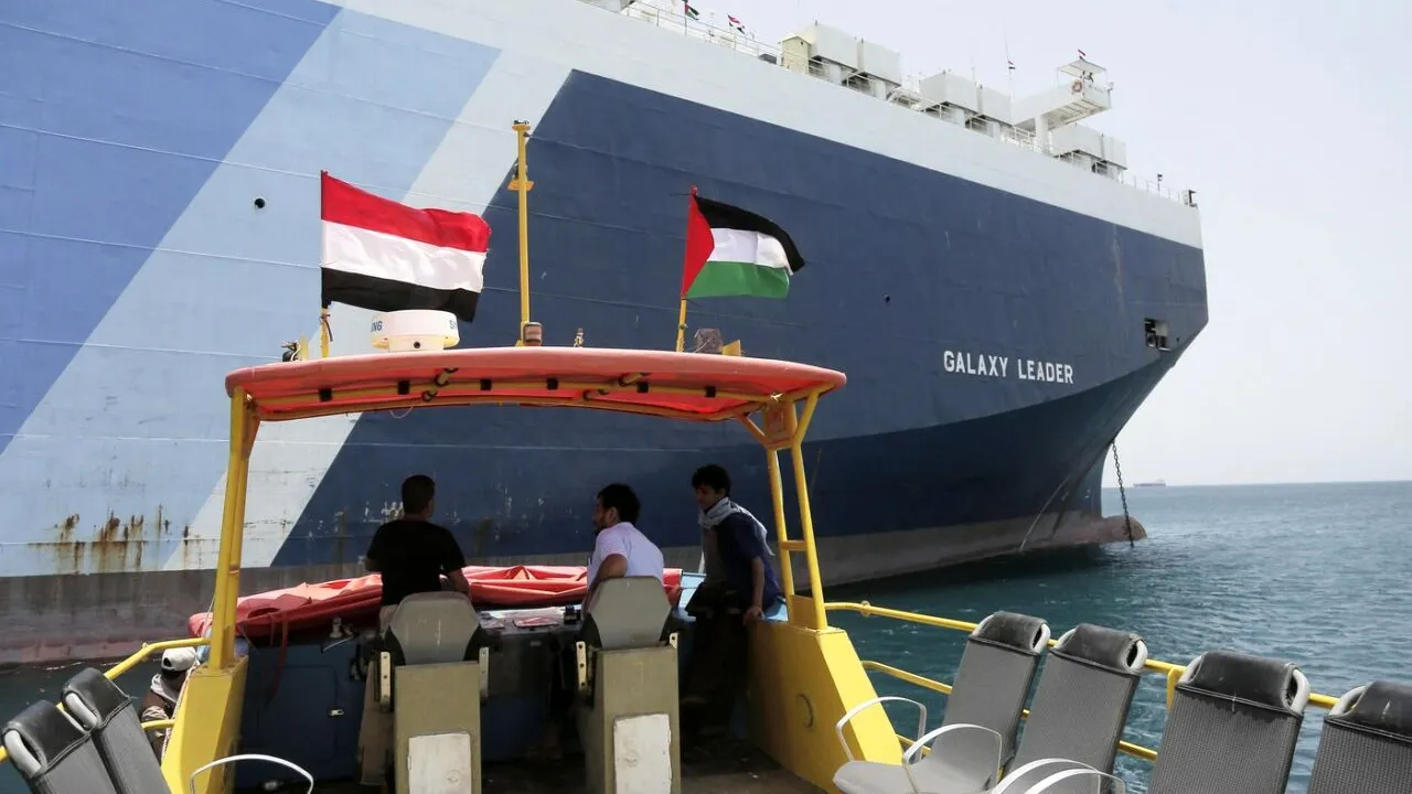 Echipajul Galaxy Leader, capturată de rebelii houthi, a fost eliberat. Marinarii, printre care și românul Ciprian Soare, se află temporar în Oman