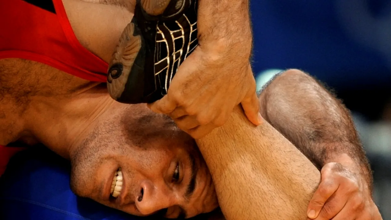 LONDRA 2012 CEREMONIA DE ÎNCHIDERE. La aflarea veștii că a fost descalificat, un luptător a căzut în genunchi și a început să plângă