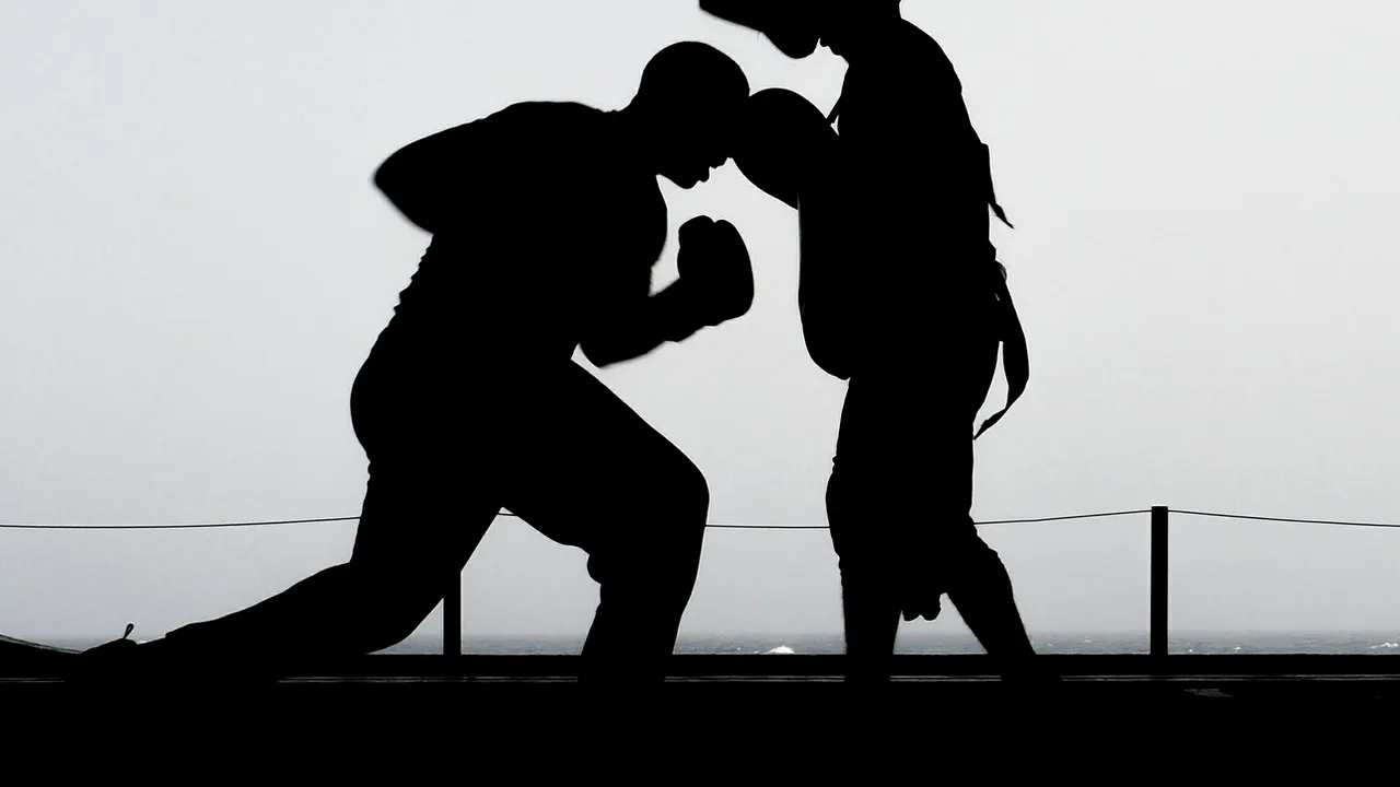 Decizie luată de judecător în cazul polițistului din Sibiu acuzat că a agresat sexual două fete pe care le antrena la box