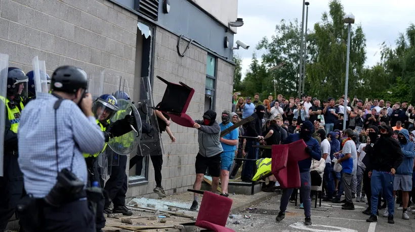 Regatul Unit se confruntă cu cele mai VIOLENTE revolte din ultimul deceniu: Hoteluri pentru migranţi, atacate. Premierul promite măsuri drastice