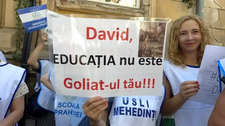 Profesorii protestează la ușa ministrului Educației. Se strigă DEMISIA!