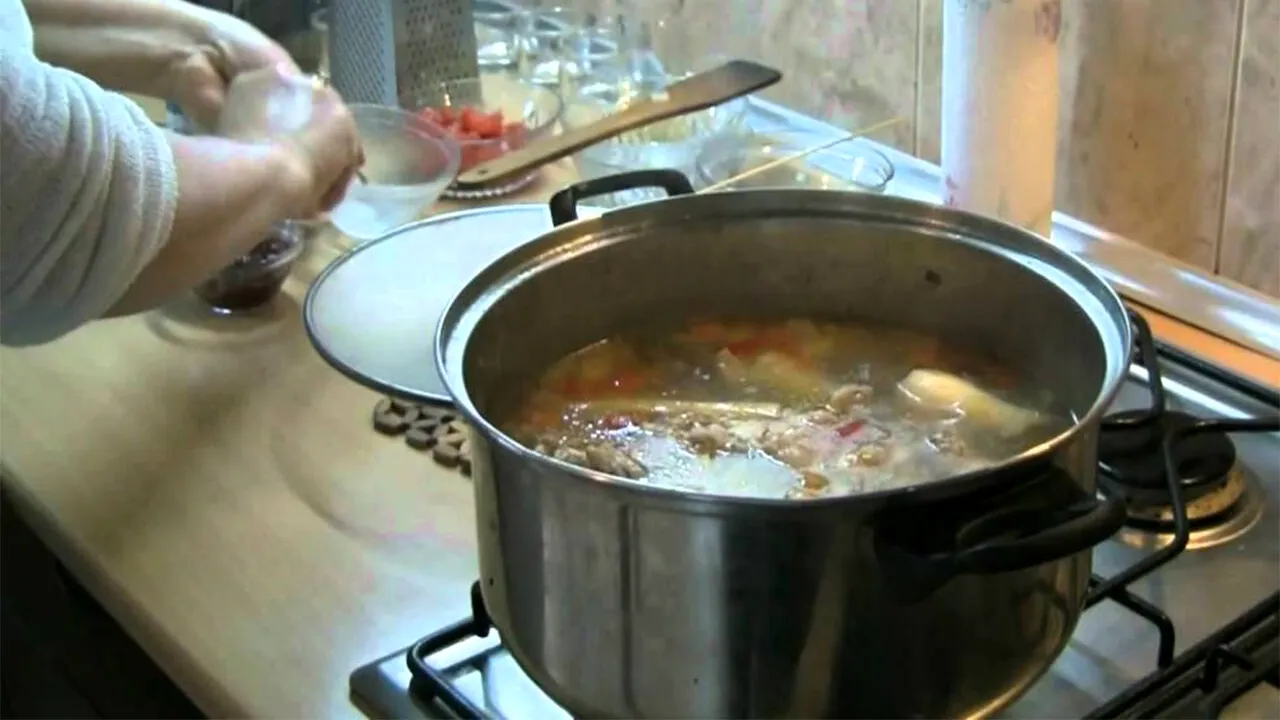 Ingredientul care ne distruge organismul fără să ne dăm seama. Majoritatea gospodinelor îl folosesc la ciorbă