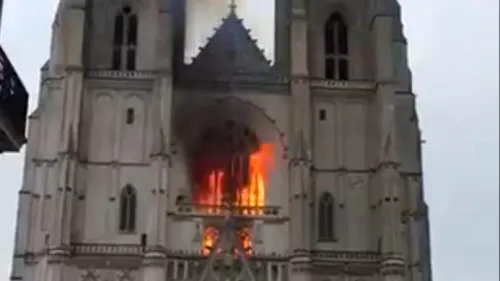 Autoritățile franceze vorbesc despre o mână criminală, în cazul incendiului de la Catedrala din Nantes (VIDEO)