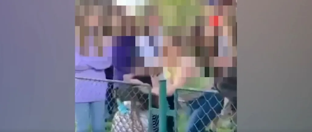 Minoră din Brașov, bătută și batjocorită de două fete în timp ce mai mulți adolescenți aplaudă. Polițiștii au deschis dosar penal - VIDEO