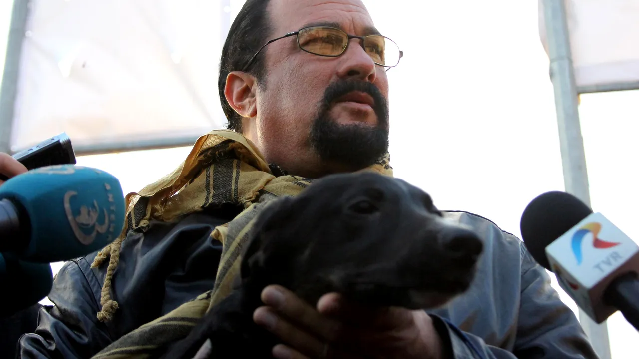 Steven Seagal a adoptat un câine comunitar din România și a donat 4 tone de hrană pentru animale