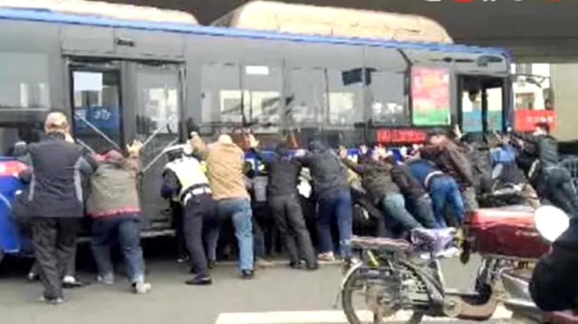 A rămas blocat sub un autobuz. Apoi s-a întâmplat un adevărat miracol