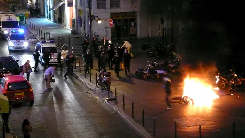 Franța, sub teroare! 62 de polițiști și jandarmi, bătuți cu bestialitate de protestatari furioși! - VIDEO