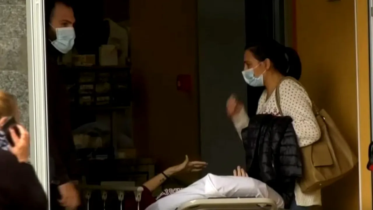 Italia, copleșită din nou de pandemia de COVID. Oamenii sunt tratați în mașini / Imagini șocante într-un spital din Napoli (FOTO & VIDEO)