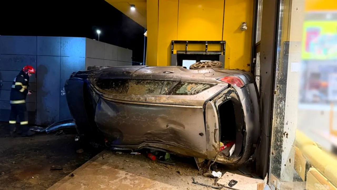 Bărbat din Cluj, arestat preventiv, după ce a intrat cu maşina în stâlpul de iluminat şi în peretele unui magazin. Nu avea permis