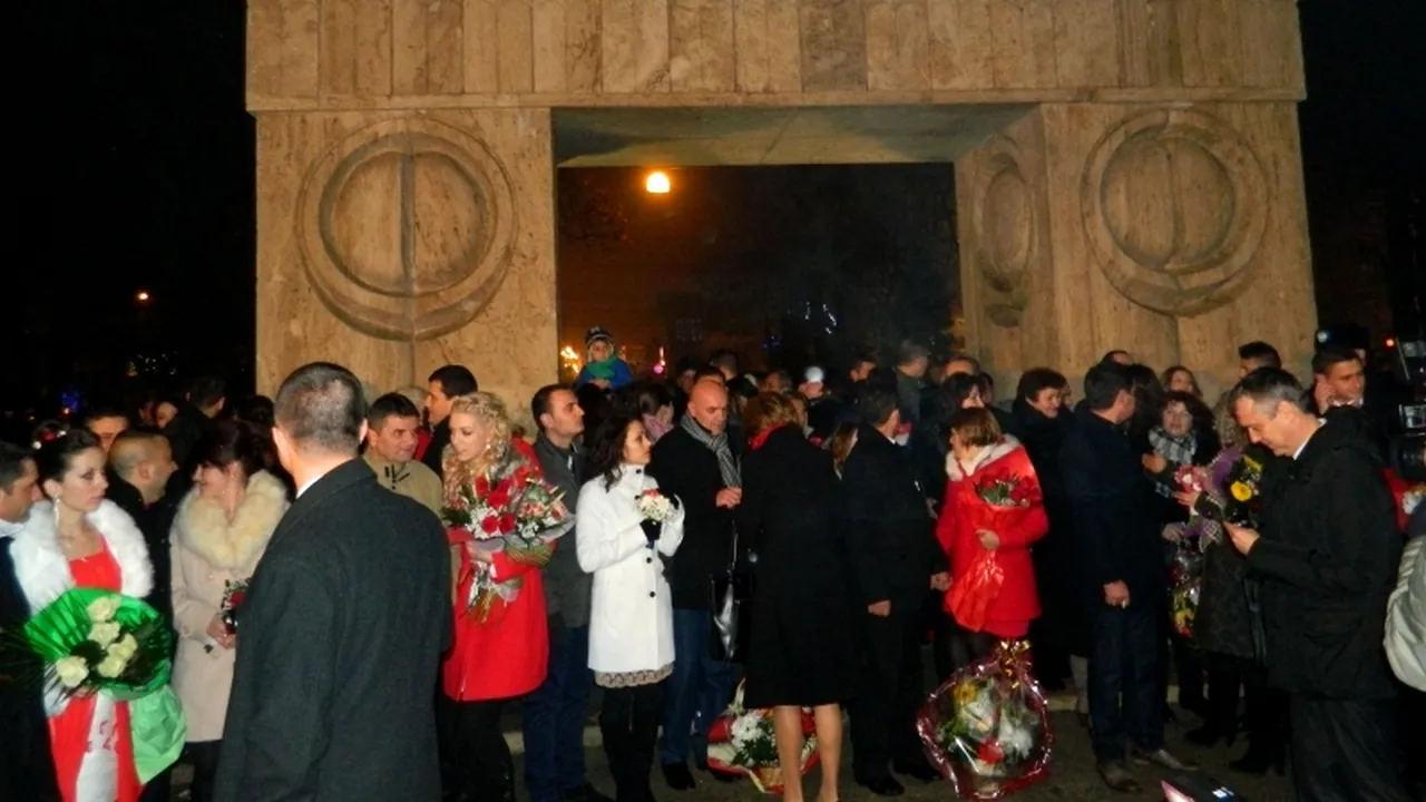 Nouă cupluri de tineri s-au căsătorit în noaptea de Revelion la Poarta Sărutului