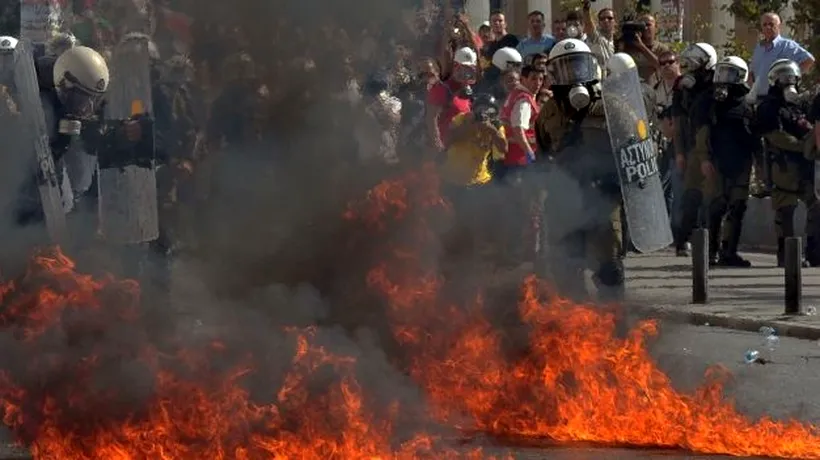 Confruntări violente la Atena. Protestatarii au aruncat cu pietre și sticle incendiare, polițiștii au folosit tunuri de apă