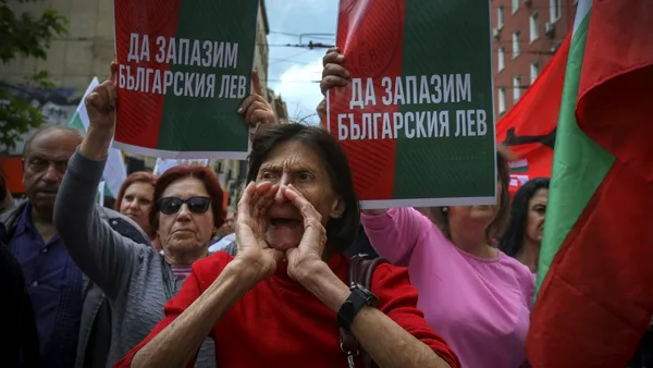 Bulgaria: Campaniile de DEZINFORMARE alimentează opoziția populației față de trecerea la euro. Concluziile analizei UE, așteptate miercuri
