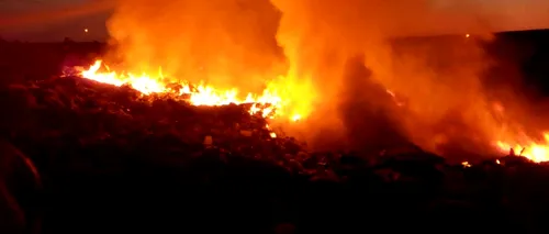 Pompierii din Vaslui sunt în alertă: Incendiu puternic la o groapă de gunoi - FOTO