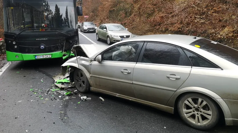 Autobuz din Brașov, implicat într-un accident rutier pe drumul care duce spre Poiană. Trei victime au fost transportate la spital