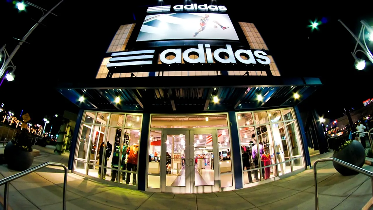 Compania Adidas, criticată pentru costumele de baie pentru femei prezentate de un bărbat