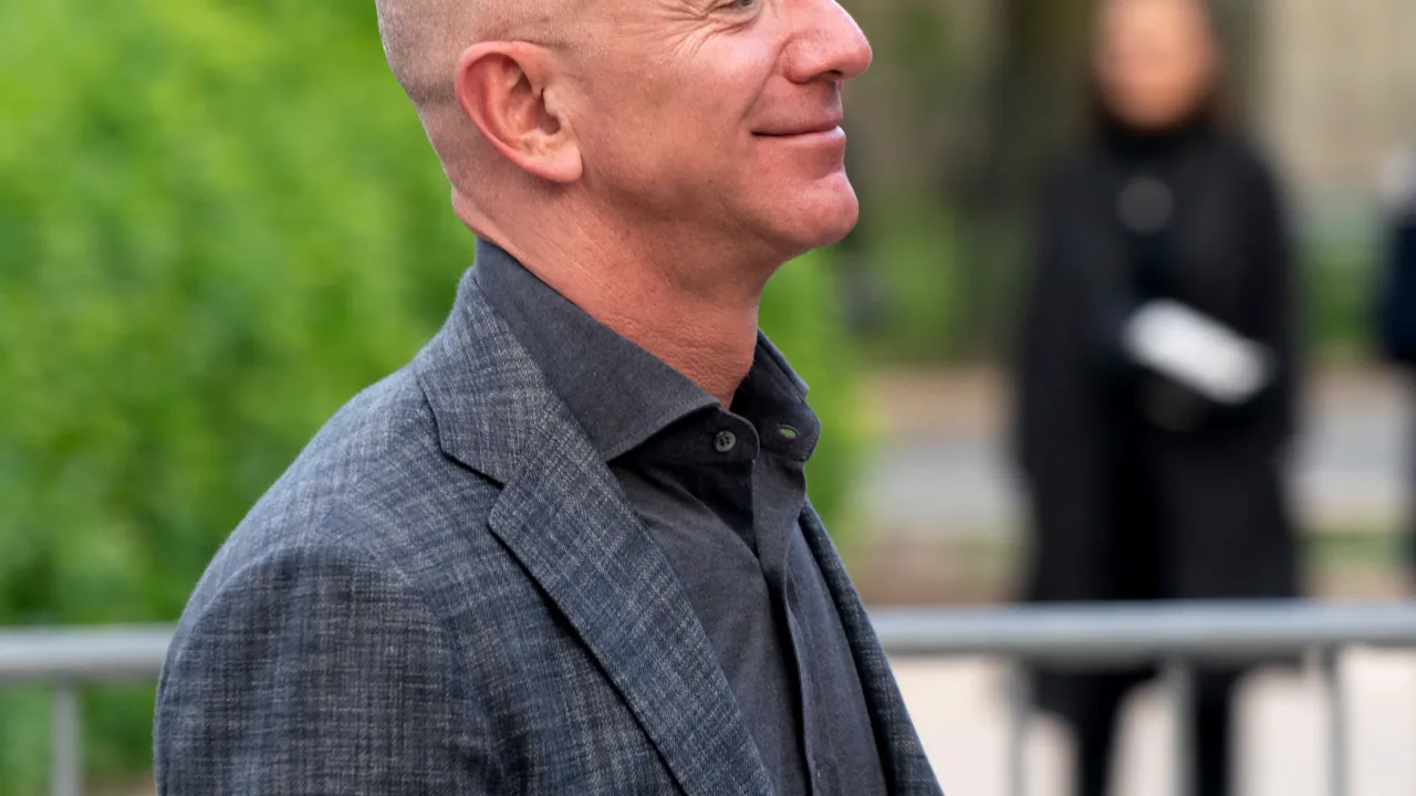 Jeff Bezos nu mai e cel mai bogat om din lume. Cine i-a luat locul