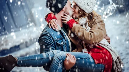 STUDIU: Primul sărut a fost practicat de cimpanzei în urmă cu 21 milioane de ani. De când au început oamenii să practice gestul de afecțiune