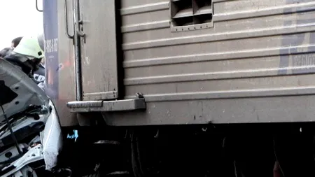 Un mort și un rănit după ce un microbuz a fost lovit de un tren