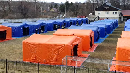 FOTO-VIDEO | Tabără mobilă montată pe stadionul din Siret, în care vor fi putea fi cazați temporar refugiați din Ucraina. Sunt disponibile 30 de corturi