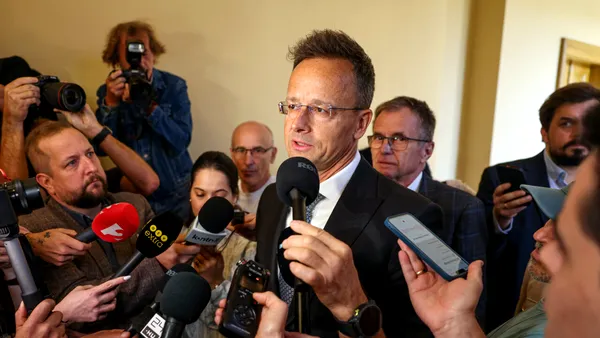 Fostul ministru de Externe al Ungariei, chemat în parlament pentru audieri. Este anchetată legătura lui Péter Szijjártó cu gigantul chinez BYD