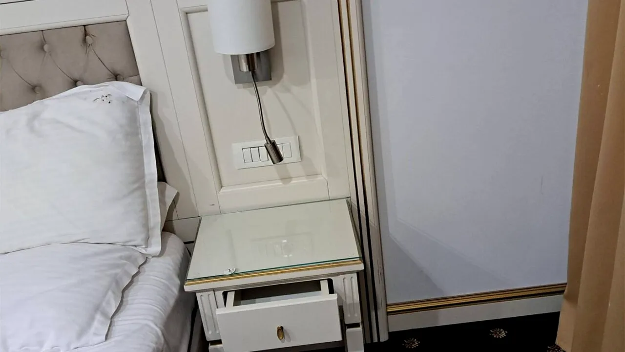 Concediu de coșmar pentru o turistă într-un hotel 4* din Neptun: Ce a găsit în cameră
