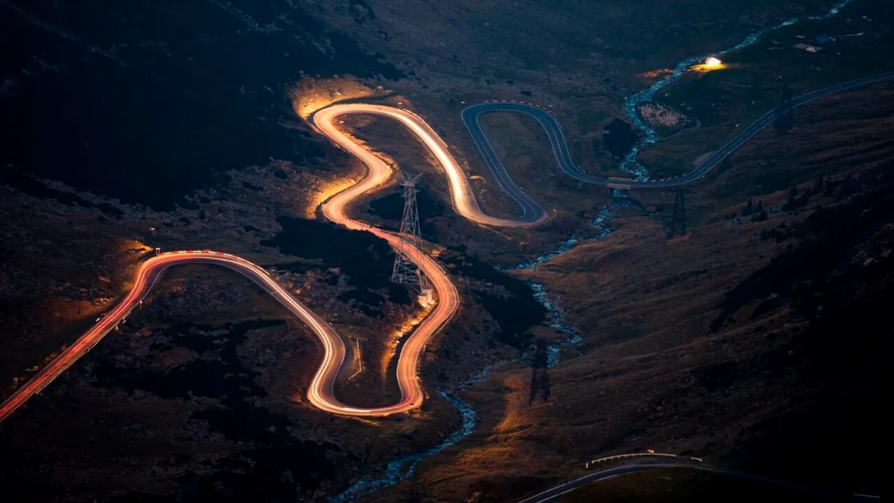 Aviz turiștilor! Transfăgărăşanul va fi închis temporar duminică. Șoferii sunt rugați să respecte indicațiile poliției