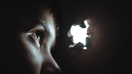 O englezoaică și-a torturat și ucis fiul vitreg de 6 ani. Aceasta le-a spus anchetatorilor că băiețelul a murit după ce a căzut și s-a lovit la cap